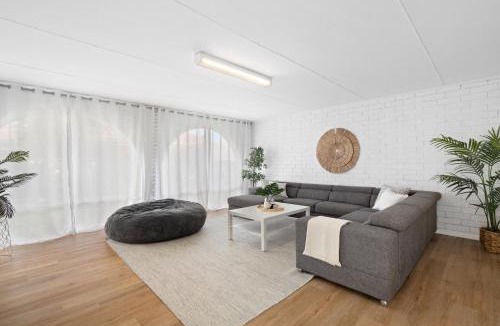 McLaren Vale House | The Arches ~ Style, location and spacious living!