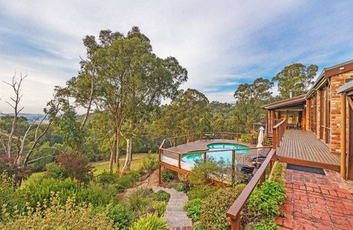 Yarra Glen Villa | The Arkadia - Scenic Villa with Pool and Basketball Court