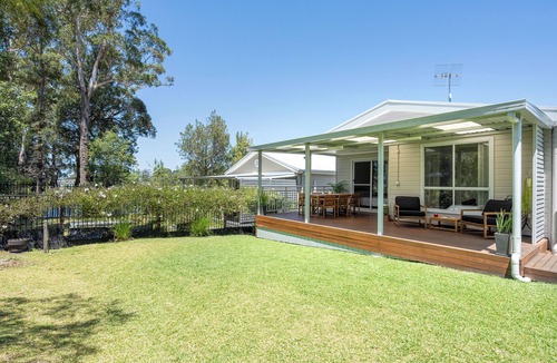 St. Georges Basin House | The Basin Breeze Retreat (Pet Friendly)