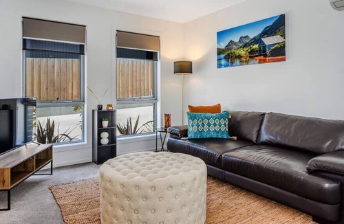 Blackmans Bay House | The Bay Lodge New Modern 2 bedroom 15min to CBD