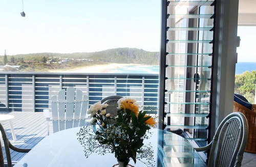 Boomerang Beach House | The Beach House, a stunning holiday home perched atop on the southern headland Boomerang Beach