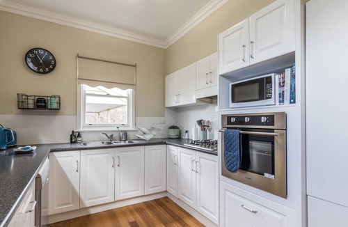 Castlemaine House | The Botanist's Retreat-Large 3 b/rm. Central Castlemaine.Near The Mill & Gardens