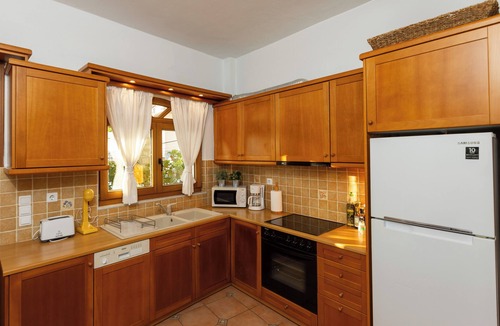 Spilion House | The Bridge House, 4BR Home for 10 with Terrace, Spili Rethymno