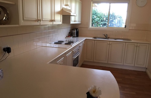 Milton Villa | "THE BUTLER"@Milton eats, theatre,2 Bdrm, 2WC,garage, wifi,Netflix,very quiet