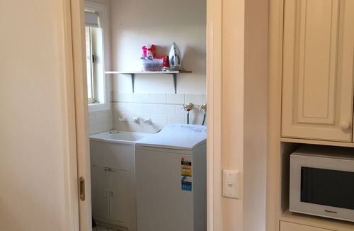 Milton Villa | "THE BUTLER"@Milton eats, theatre,2 Bdrm, 2WC,garage, wifi,Netflix,very quiet
