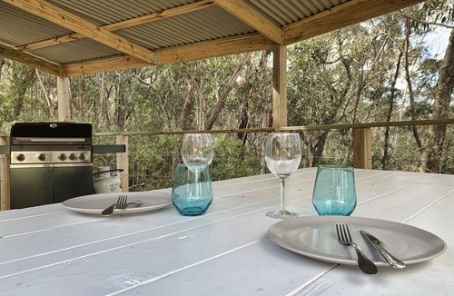Blue Mountains City Council Apartment | The Canyons Retreat - Spacious 2 Story Apartment in Bush Location
