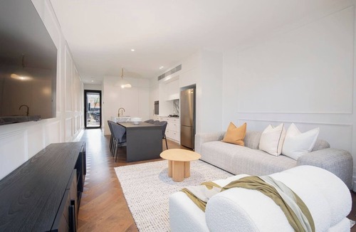 Cooks Hill House | The Cloudscape Cosy Modern and Chic Designer Pad
