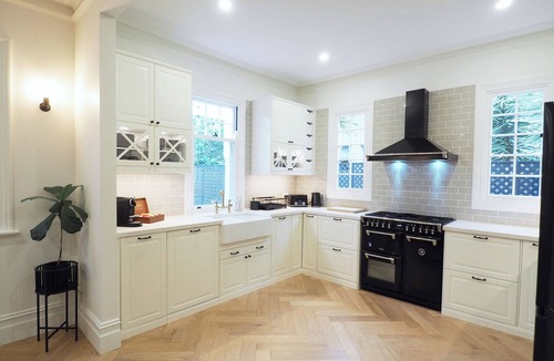 Glenelg House | 'THE COTTAGE' at Gordon St Villas - luxury accom. for 8 in the Heart of Glenelg