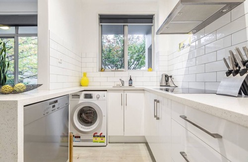 South Yarra Apartment | The Courtyard Chateau Fresh and Modern off Toorak Rd