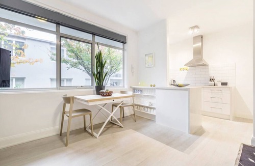 South Yarra Apartment | The Courtyard Chateau Fresh and Modern off Toorak Rd