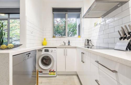 South Yarra Apartment | 'The Courtyard Chateau' Fresh and Modern off Toorak Rd
