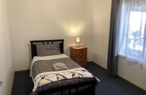 Shorewell Park House | The Cozy Penguin with Sea Views