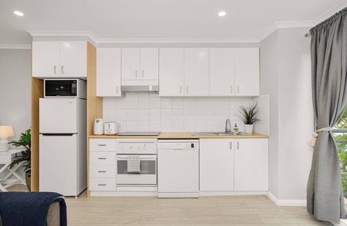 Crows Nest Apartment | The Crows Nest Spacious Studio with Balcony