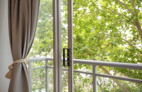 Crows Nest Apartment | The Crows Nest Spacious Studio with Balcony
