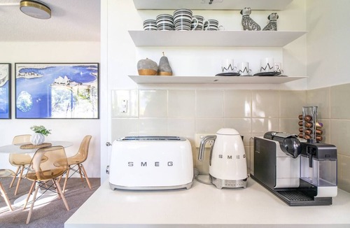 Crows Nest Apartment | 'The Crows Nest' - Stylish & Chic, North Sydney