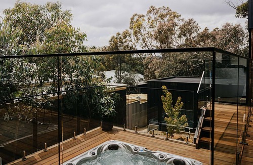Hepburn House | The Deck ~ Hepburn Springs/Daylesford ~ Spa, Sauna, Home Cinema!