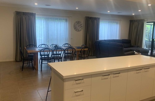 Portarlington House | The Deluxe Holiday - Spacious with Landscaped Gardens