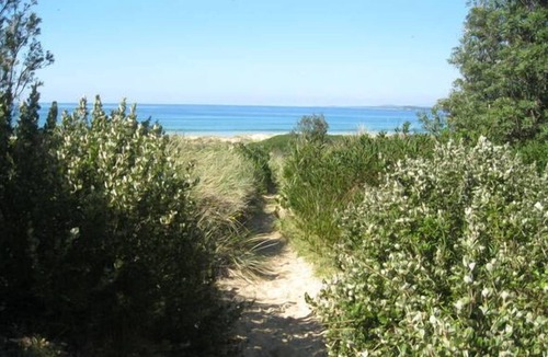 Broulee House | The Dunes, Broulee Beach, Luxury 3 bedroom, 2 bathrooms, linen provided.