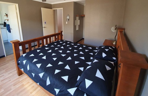 Atwell House | The Entertainer: 4x2 with pool, close to beach and shops