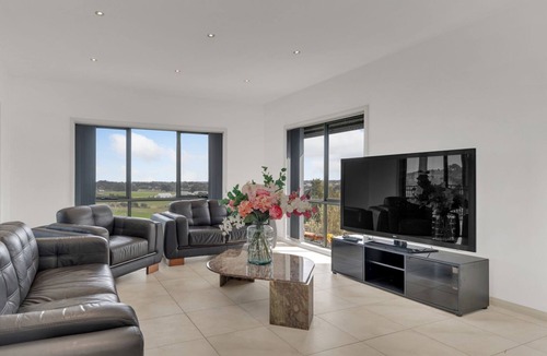 Narre Warren North House | The Farmstay at Narre Warren - Well-furnished farm stay home