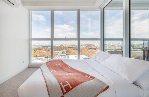 North Melbourne Apartment | 'The Fawn' Relish in Sub-Penthouse Panorama