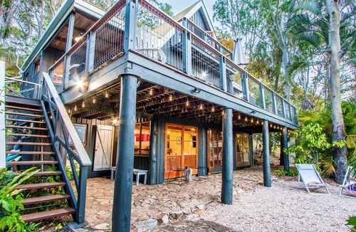 Seventeen Seventy House | The Gallery 1770 waterfront - directly across from a calm water beach, pet welcome