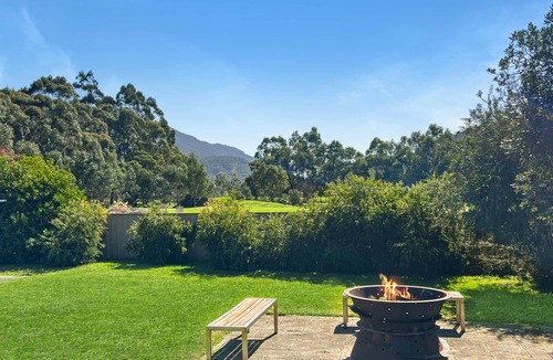 Halls Gap House | The Gap Holiday Cottage, Entertainers backyard, fire pit & fabulous views