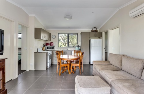 Rye House | The Heyfield Hideaway, Rye - 1 NIGHT FREE!* - House and Cottage package with tennis court and hot tub spa.