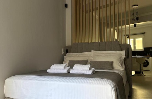 Vyronas Apartment | The Hidden Courtyard Studio