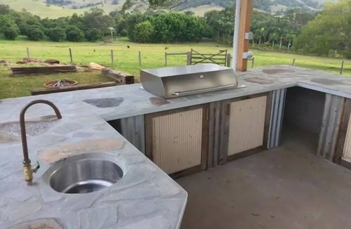 Ewingsdale Cottage | The Hideaway@Byronhomestead is set on 12 acres with 3 other properties sleeps 5