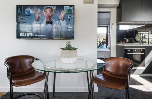 Windsor Apartment | The House of Windsor by Ready Set Stay - Queens Loft