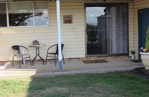 Oberon Council House | 'The Hut' a Rural Getaway With Views to Die For.