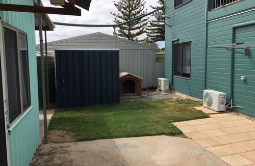 Wallanippie House | The Jewel of the Bay 130 metres from the beach with a view - bright and airy.