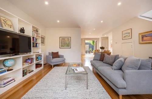 Glen Iris House | The Light House - Close to Harold Holt Swim Centre