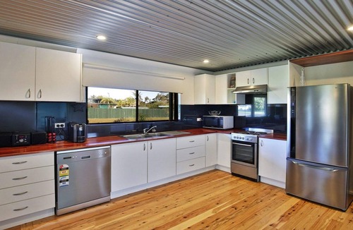 Currarong House | The Lobster Pot – 550m to Warrain Beach
