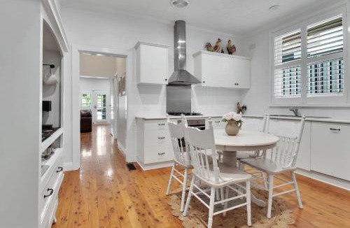 Turvey Park House | The Macleay - Poolside Entertainer, Pets Allowed