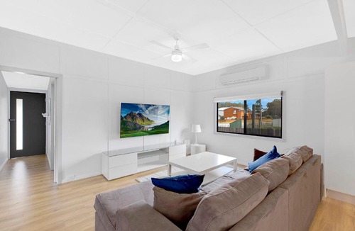 The Entrance House | The Manning Cottage - Pet Friendly
