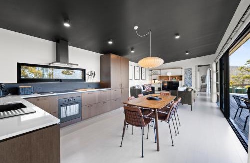 Tinderbox House | The Outlook on Mount Louis - 1 Bedroom - Stunning Views