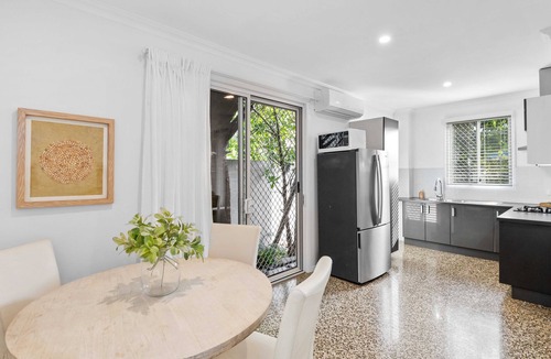 Ascot Apartment | The Palm Home /secure courtyard & pet friendly