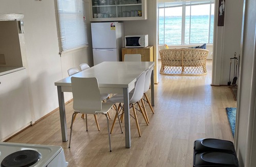 Erowal Bay House | The Palm Tree Cottage - Absolute Waterfront - 5 mins to Hyams Beach
