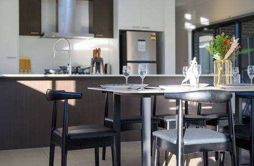 The Ponds House | The Pond sweet 4 br home by Coles with garage&WiFi