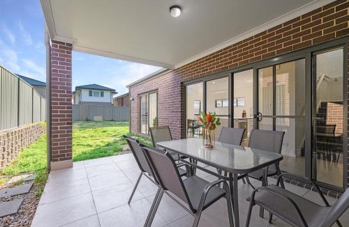 The Ponds House | The Pond sweet 4 br home by Coles with garage&WiFi
