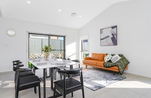 The Ponds House | The Pond sweet 4 br home by Coles with garage&WiFi