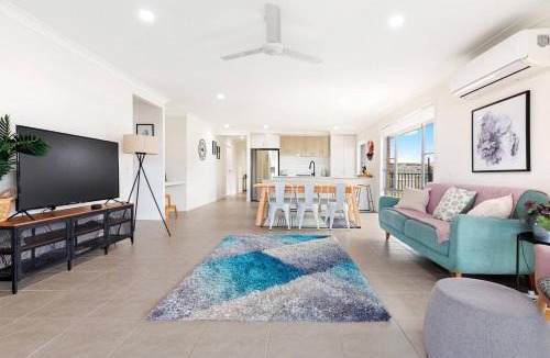 Urraween House | 'The Pool House' Spacious Family Stay at Hervey Bay
