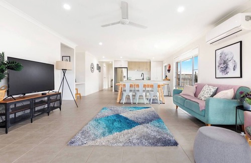 Urraween House | The Pool House Spacious Family Stay at Hervey Bay