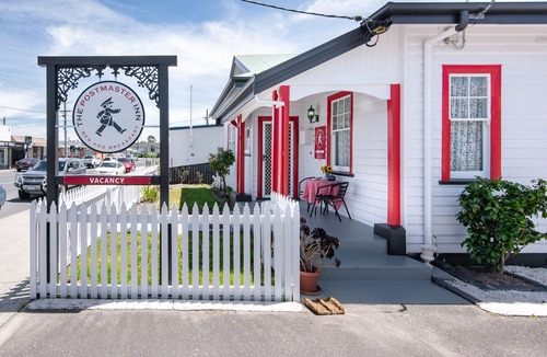 Smithton House | The Postmaster Inn Bed and Breakfast - Smithton R3 - Free Continental Breakfast