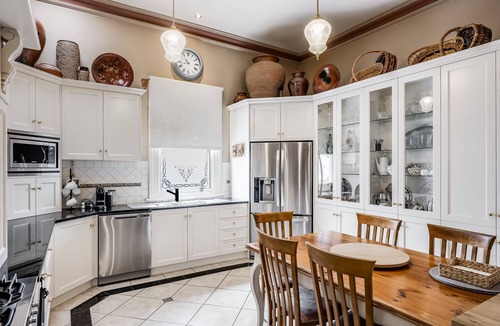 Glenelg South House | The Red Door: Expansive Home/Pool/4 BR w Ensuitesn
