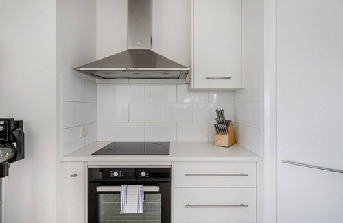 Kingston House | "The Rest Retreat" 3 Bed, 2 Bath - 15 mins to CBD.