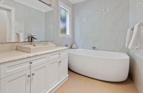 Turvey Park House | The Richardson - Spacious Entertaining, Sleeps 8
