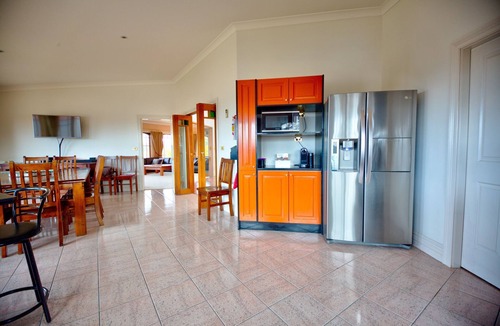 Bathurst House | The Round House ~Truly Unique ~ Sleeps 14 ~ Close to CBD and Mount Panorama!n